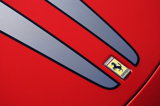 Ferrari Markenzeichen und Emblem auf der Front eines limitierten Ferrar 430 Scuderia Sportwagen und Coup&eacute; in Rot am 06.09.2026 beim Italian Day und Oldtimertreffen im Lenkwerk in Bielefeld