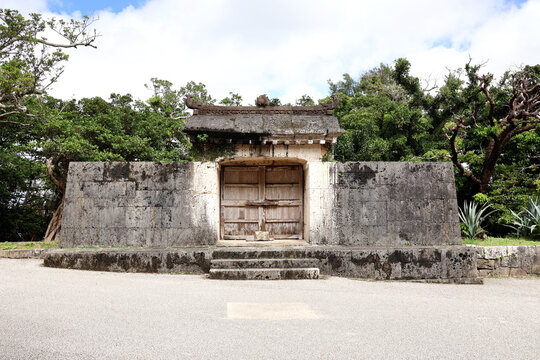 首里城、園比屋武御嶽石門。
