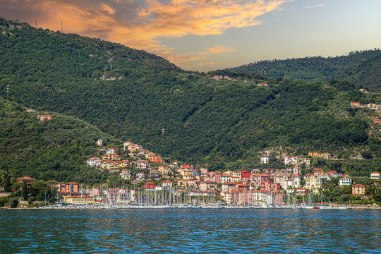 The picturesque fishing village of Fezzano, with its houses painted in warm tones, situated on the shores of the Gulf of Poets (Golfo dei Poeti). Portovenere, La Spezia, Liguria region of Italy.