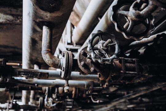 Close Up - Historische Ventile und rostiges Rohrsystem im Landschaftspark Duisburg-Nord