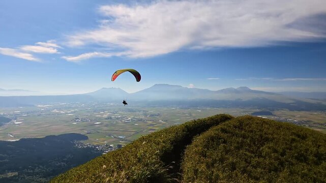 阿蘇五岳とパラグライダー　大観峰