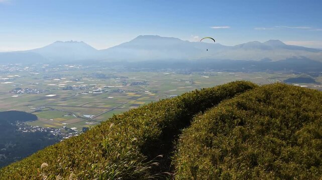 阿蘇五岳とパラグライダー　大観峰