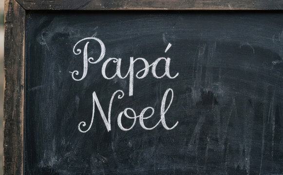 Papa Noel escrito a tiza en pizarra para celebracion navideina festiva de invierno