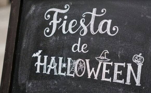 Fiesta de Halloween cartel de pizarra con tiza tipografia para celebracion y evento tematico terrorifico