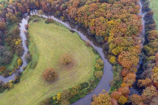 Aerial view of the Hunte in autumn, Meander, Hunte loop, Hunte, river, tree, forest, autumn colours, Huntepadd, D&ouml;tlingen, Lower Saxony, Germany