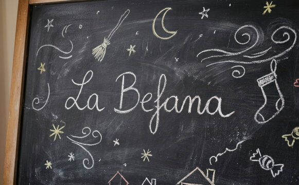 La Befana lavagna con disegno a gesso tradizione festa epifania e celebrazione