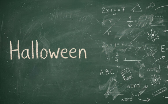 Halloween lavagna scolastica con formule matematiche e concetti educativi per studi scientifici