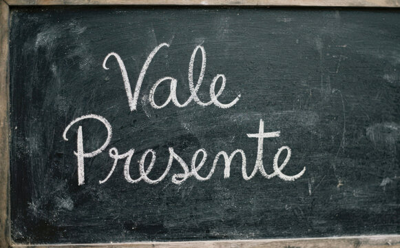 Vale Presente escrito a giz em quadro negro para comercio e compras