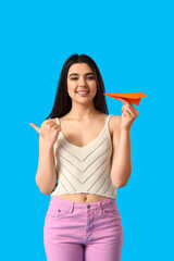 Travel deals and summer vacation planning, young woman holding orange paper plane and pointing to...