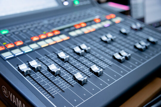 Sound console - Yamaha QL1