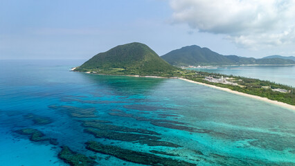 沖縄県伊平屋島の青い海とサンゴ礁の空撮風景 © a_kirihata