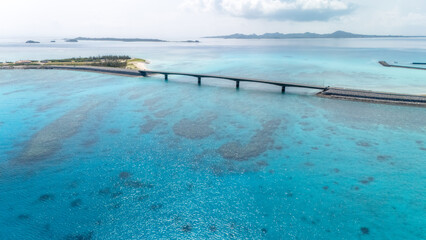 沖縄県伊平屋島の野甫大橋とサンゴ礁の海 © a_kirihata