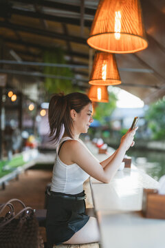 Solo female traveler enjoy travel in southeast asia using smartphone via 5g network