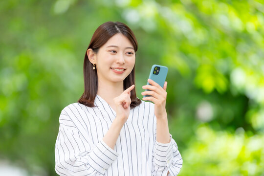 スマホ　女性　新緑
