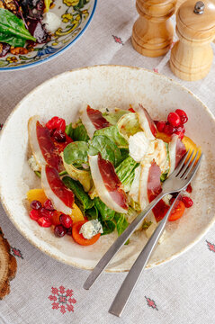 Gourmet prosciutto salad with fruits and blue cheese