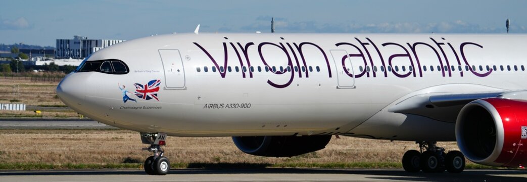 Virgin Atlantic A330 900 "champagne supernova" vue cot&eacute; banni&egrave;re