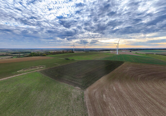vue aérienne panoramique à la campagne sur des champs cultivés avec des pylônes et des lignes haue tension électriques qui traversent le paysage © Jean-Marc RICHARD