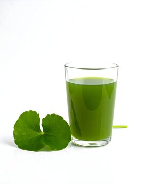 Green gotu kola leaf juice glass with green leaf on white background