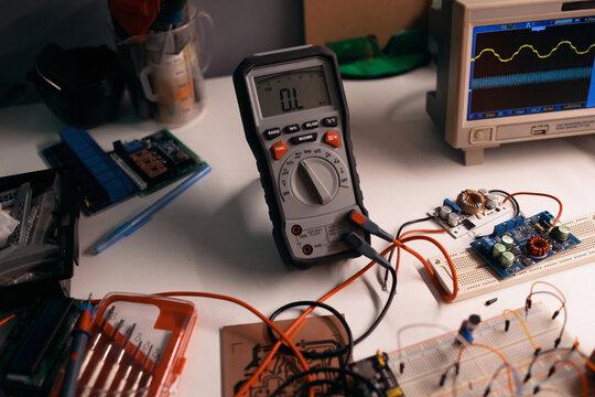 Multimeter and Oscilloscope on Electronics Workbench