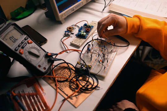Hands-On Electronics Prototyping With Breadboard and Multimeter
