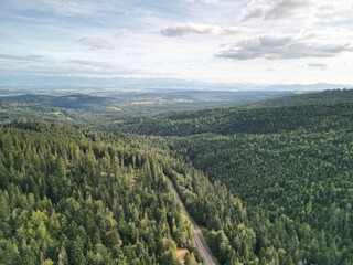 Beskidy - Polska  Babia Góra i okolice, zdjęcie wykonane dronem. Krajobraz, las, góry, piękny widok © Konrad