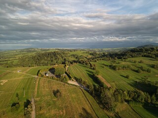 Chochołów - Polska  Panorama Chochołowa razem z kościołem i Tatrami na horyzoncie. Góry, pola, kościół, zdjęcie wykonane drone, lato, wiosna ,jesień © Konrad