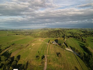 Chochołów - Polska  Panorama Chochołowa razem z kościołem i Tatrami na horyzoncie. Góry, pola, kościół, zdjęcie wykonane drone, lato, wiosna ,jesień © Konrad