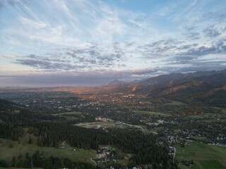 Kościelisko - Polska Piękny zachód słonca z widokiem na Tatry. Zdjęcie wykonane z Kościeliska dronem. Góry, zachód słonca, niebo , piękne kolory, lato, jesień, wiosna © Konrad