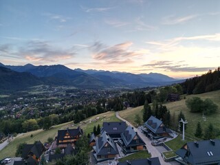 Kościelisko - Polska Piękny zachód słonca z widokiem na Tatry. Zdjęcie wykonane z Kościeliska dronem. Góry, zachód słonca, niebo , piękne kolory, lato, jesień, wiosna © Konrad