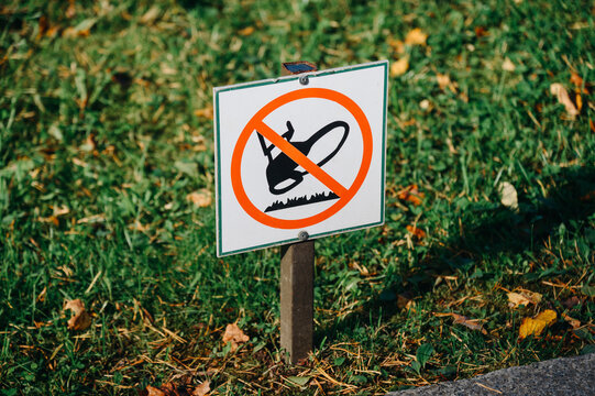 special wooden sign prohibiting walking on lawns, installed in grass
