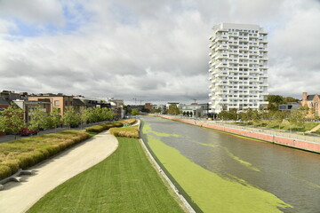 Le canal entre le parc et la tour résidentielle à Courtrai (Kortrijk- West Vlaanderen)  © Photocolorsteph