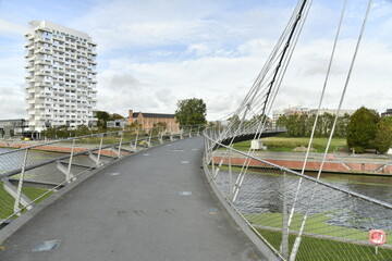 La passerelle enjambant le canal et la tour résidentielle futuriste à Courtrai (Kortrijk -West Vlaanderen)  © Photocolorsteph