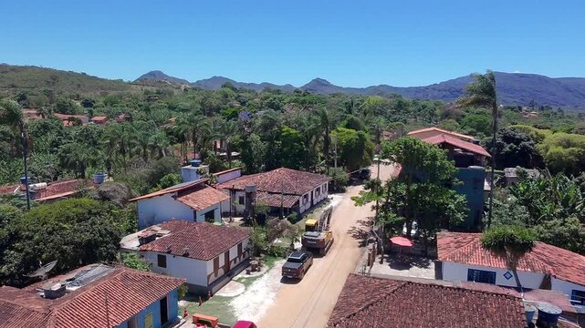 Vista a&eacute;rea das ruas de terra e casas de Milho Verde, Minas Gerais