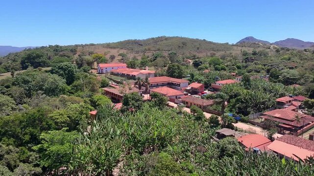 Vista a&eacute;rea da vila de Milho Verde e da serra, Minas Gerais