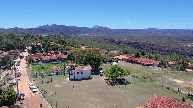 Vista a&eacute;rea da capela, da pra&ccedil;a e da serra em Milho Verde, Minas Gerais