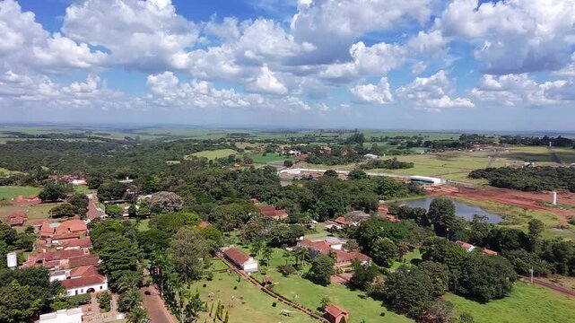 Vista a&eacute;rea da vila de Peir&oacute;polis e do lago, Uberaba, Minas Gerais