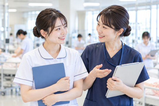 看護実習で指導を受ける看護学生