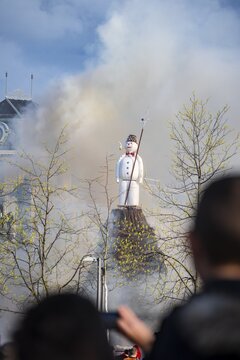 Burning of the B&ouml;&ouml;g, a snowman doll, symbol of winter, Sechsel&auml;uten or S&auml;chsil&uuml;&uuml;te, Zurich Spring Festival, Sechsel&auml;utenplatz Zurich, Switzerland