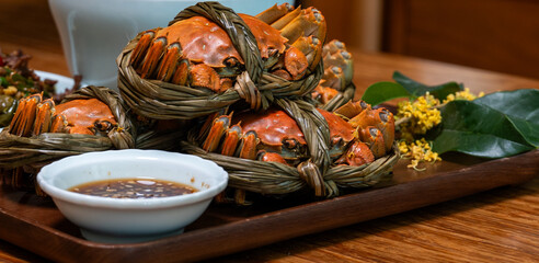 Fresh hairy crabs in woven bamboo basket with dipping sauce © 浩 康