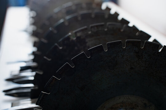 Segmented circular cutting blades arranged in a row with open rim slots, showing replaceable saw tooling used for cutting mineral building materials in construction work