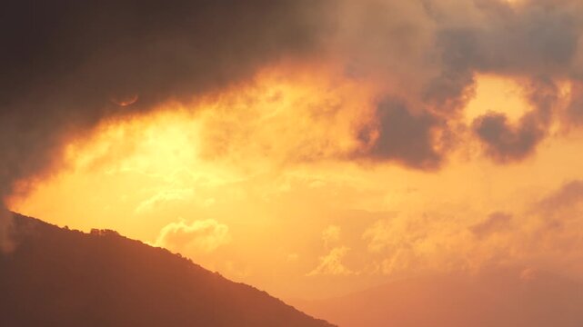 雨上がりの朝にオレンジ色に輝く蒜山高原での朝焼け_10bit_4:2:2_固定