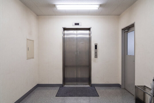 古い雑居ビルのエレベーターとエレベーターホール