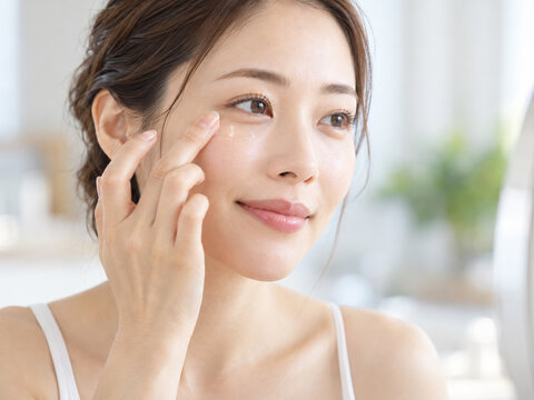 目元美容液を指先でなじませる女性のアイケアイメージ