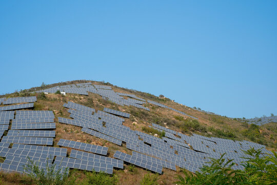 Solar photovoltaic panels and solar photovoltaic power generation systems