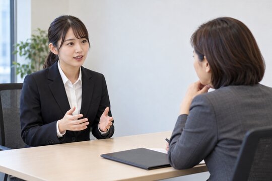 一対一面接で落ち着いて話す女子学生