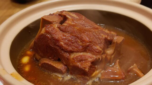 Northeast Chinese Braised Pork Bone Dongbei Clay Pot Steaming Handheld Slow Pan
