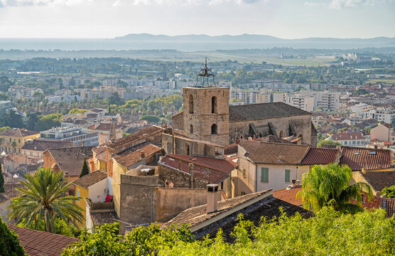 View of the Old town and St. Paul&rsquo;s Church of Hyeres (Hy&egrave;res), France