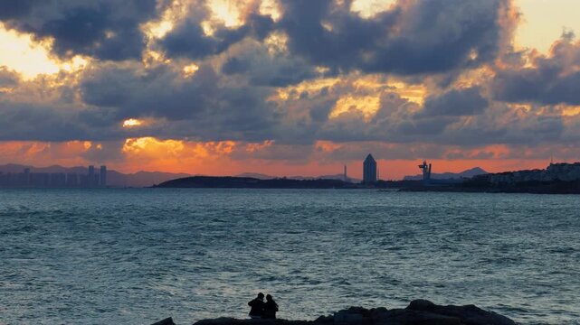 Qingdao Sunset City Skyline Tyndall Effect Couple Silhouette Foreground Romantic