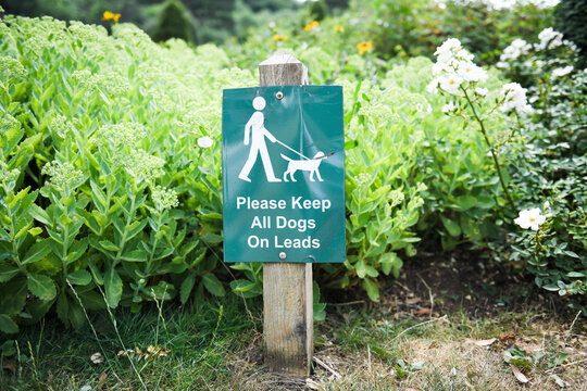 Sign urging dogs on leads.
