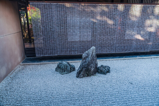 京都の大徳寺の美しい庭園の紅葉
